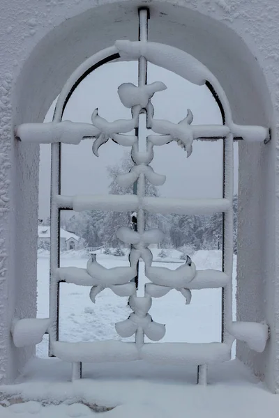 Fönster Med Snöig Dekorativ Galler Kyrkans Stengärde Julkort — Stockfoto
