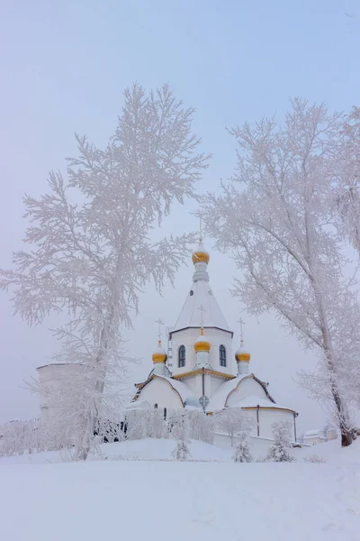 White Orthodox Church Background Trees Covered Rime Frost Christmas Holiday — Stock Photo, Image