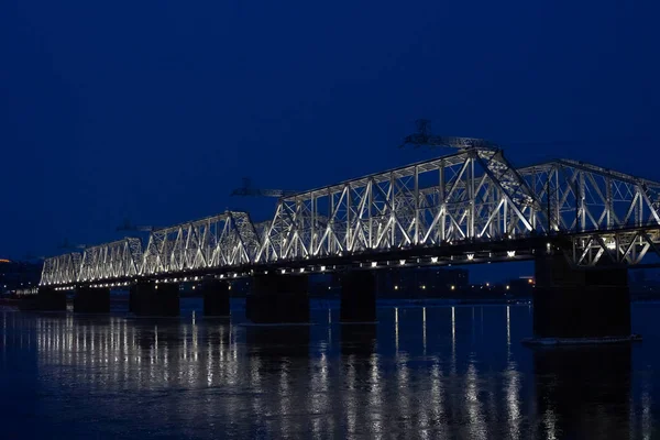 Ponte Ferroviária Sobre Rio Yenisei Krasnoyarsk Rússia Reflexão Iluminação Desfocada — Fotografia de Stock