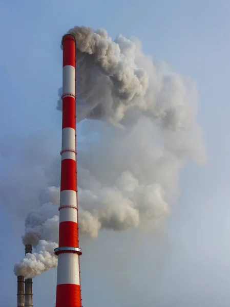 Humo Grueso Industrial Chimenea Cielo Azul Contaminación Atmosférica — Foto de Stock