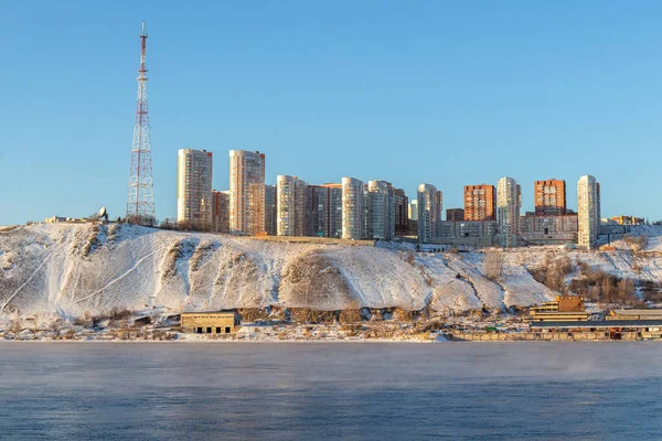 Winterlandschap Van Krasnojarsk Stad Moderne Appartementengebouwen Aan Yenisey Rivier — Stockfoto