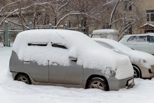 ロシアのクラスノヤルスク 2021年1月29日 降雪後の車の雪 市内のブリザード 駐車場に埋められた輸送 — ストック写真