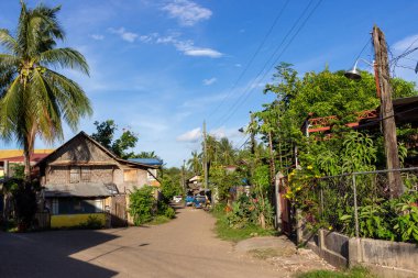 Puerto Princesa, Palawan, Filipinler - 26 Eylül 2018: Kırsal sokaktaki konutlar.