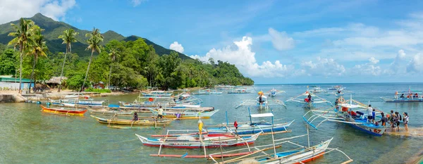 Sabang, Palawan, Filipinler - 26 Eylül 2018: Sabang köyündeki iskeledeki geleneksel Filipinli tekneleri. Puerto Princesa 'ya deniz turisti transferi Ulusal Parkı
