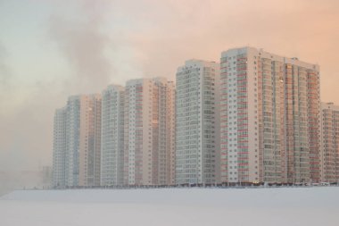 Krasnoyarsk, Rusya - 31 Ocak 2021: Modern apartmanlar. Şehir binasının yeni yüksek katlı yerleşim yeri