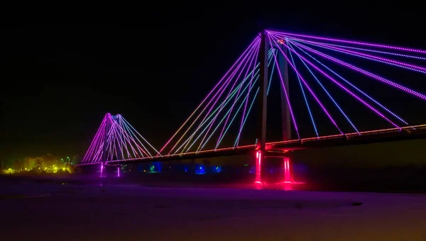Iluminação Noturna Ponte Vinogradovsky Pelo Rio Yenisei Ilha Tatyshev Krasnoyarsk — Fotografia de Stock