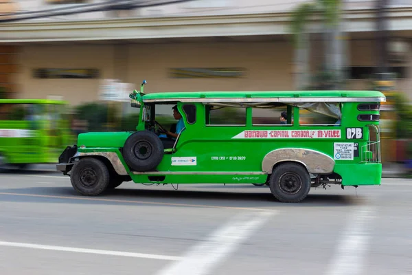 Cebú Filipinas Septiembre 2018 Jeepney Verde Vacío Mueve Por Una — Foto de Stock