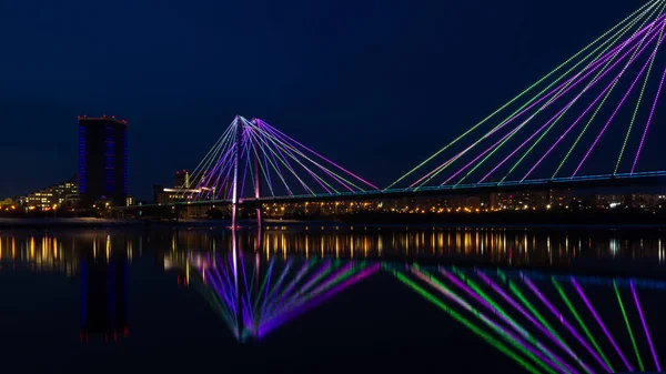 Hátul Világított Híd Éjjel Elmosódott Tükröződik Vízben Vinogradovsky Vezetékes Híd — Stock Fotó