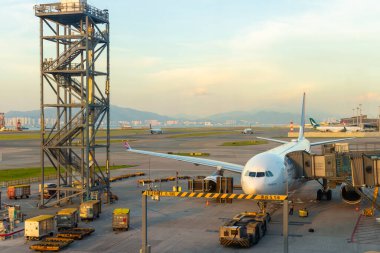 Hong Kong, Çin - 22 Eylül 2018: Nepal Havayolları Hong Kong Uluslararası Havaalanı 'nın terminal kapısında. Biniş ve yük yüklemesi için hazırlanılıyor