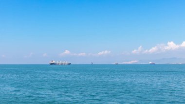 Cebu, Filipinler yakınlarındaki uzak kargo gemilerinde deniz manzarası dumanlı.