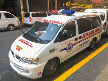 Manila, Filipinler - 24 Eylül 2018: Ambulans arabası şehir caddesinde park halinde.