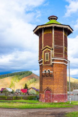 Trans-Sibirya Demiryolu 'nun 4130 km üzerindeki tarihi tuğla su basıncı kulesi. Rusya 'nın Krasnoyarsk Krai yakınlarındaki Zykovo istasyonu