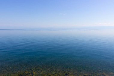 Ufuk suyun üstünde. Sibirya, Rusya 'daki Baykal Gölü' nde temiz su. Yaz manzarası