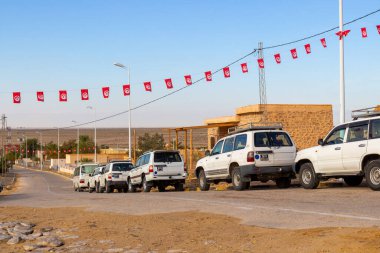 Sahra Çölü, Tunus - 28 Ekim 2019: Toyota Land kruvazörünün turistik gezisi araçları Sahra Çölü, Tunus 'ta Nefta yakınlarındaki Chebika vahasında park halindedir.