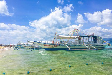 Palawan, Filipinler - 27 Eylül 2018: Filipinler 'in sahil adalarında açık mavi sulardaki renkli tekneler. Banka teknesiyle deniz gezisi turistler arasında popülerdir.