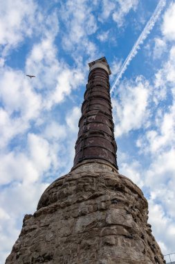 İstanbul, Türkiye 'de Konstantin' in Yanmış Sütunu olarak da bilinir. Düşük açı görünümü