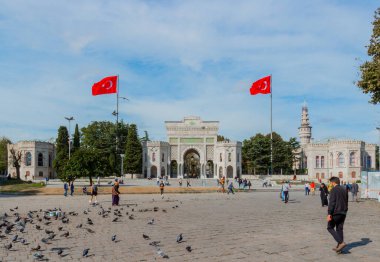 İstanbul, Türkiye - 7 Ekim 2019: Beyazit Meydanı ve İstanbul Üniversitesi 'nin ana girişi