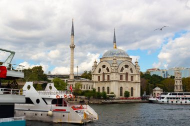 İstanbul, Türkiye - 6 Ekim 2019: İstanbul, Türkiye 'deki Dolmabahçe Camii ve İstanbul Boğazı' ndan feribot manzarası