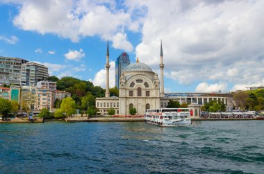 İstanbul, Türkiye - 6 Ekim 2019: Dolmabahce Camii ve İstanbul Boğazı 'ndan feribot ile şehir manzarası
