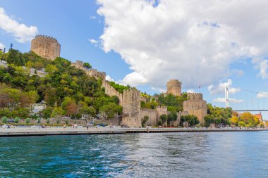 İstanbul, Türkiye 'deki Boğaz' dan Rumelihisari veya Bogazkesen Şatosu manzarası. Roumeli Hissar Şatosu olarak da bilinir.