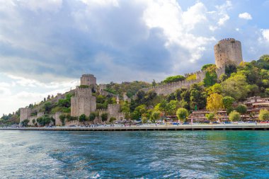 İstanbul 'daki Boğaz' dan Rumelihisari 'ye veya Roumeli Hissar Şatosu' na görüntü. Bogazkesen Kalesi olarak da bilinir.
