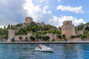 İstanbul, Türkiye - 6 Ekim 2019: Bogazkesen Şatosu veya Rumeli Hisarı Kalesi olarak da bilinen Boğaz Boğazı 'ndan Rumelihisari' ye