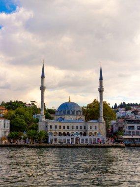 İstanbul, Türkiye 'deki İstanbul Boğazı' ndan Hamid-i Evvel Camii olarak da bilinen Beylerbeyi Camii manzarası.