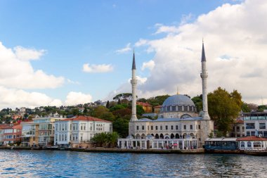 İstanbul 'un Hamid-i Evvel Camii olarak da bilinen İstanbul Boğazı' ndan Beylerbeyi Camii 'ne manzara.