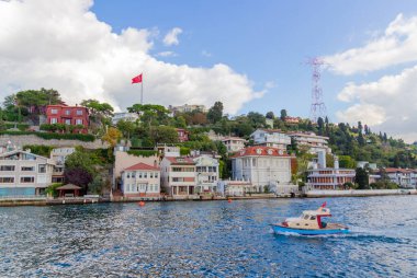 İstanbul, Türkiye 'deki İstanbul Boğazı Asya kıyı şeridindeki düşük katlı konut binalarının sudan görünüşü