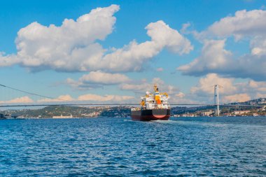 İstanbul Boğazı 'ndan geçen dev yük gemisi, İstanbul, Türkiye. Su taşıma kavramı