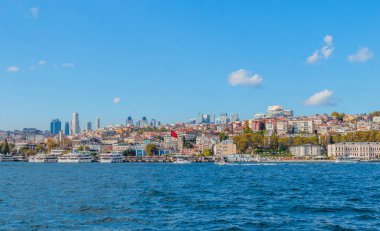 İstanbul, Türkiye - 6 Ekim 2019: İstanbul, Türkiye 'de İstanbul Boğazı' nın Avrupa yakası. Sudan görüntüle.