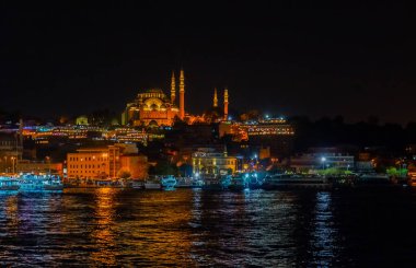 Süleyman Camii 'nin gece görüşü ve İstanbul' daki Galata Köprüsü 'nden dolgu. Golden Horn Körfezi. Düşük ışık atışı