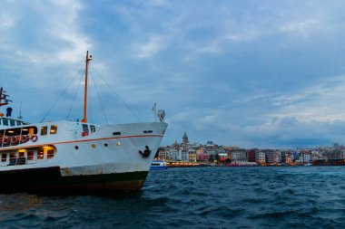 İstanbul, Türkiye - 7 Ekim 2019: Boğaz 'da feribot. Golden Horn Körfezi 'nde akşam manzarası.