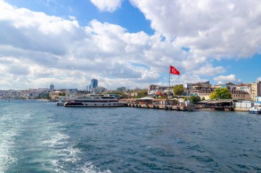 İstanbul, Türkiye - 6 Ekim 2019: İstanbul Boğazı 'ndan IDO Besiktas rıhtımına yapılacak geziler için turist teknelerine bakın.