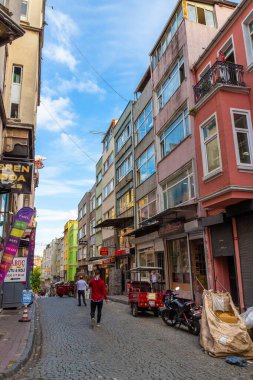 İstanbul, Türkiye - 7 Ekim 2019: İstanbul 'un Avrupa yakasındaki kaldırımlı dar sokağa bakın. Fatih bölgesinde hakiki bir hayat.