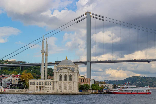 İstanbul, Türkiye - 6 Ekim 2019: İstanbul, Türkiye 'de Sultan Abdulmecid veya Ortakoy Camii Büyük İmparatorluk Camii ve İstanbul Boğazı' ndan Şehitler Köprüsü