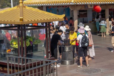 Çin, Hainan Adası, Sanya - 21 Ocak 2020: inananlar Nanshan Budist Kültür Merkezi 'ndeki Bodhisattva Guanyin' e hediye olarak tütsü yaktı