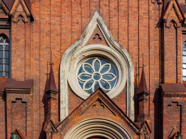 Şekil Değiştirme Kilisesi 'nin Parçası ve Krasnoyarsk, Rusya' daki Organ Salonu. Katolik kilisesi 1908-1911 yılları arasında neo-gotik tarzda inşa edildi..