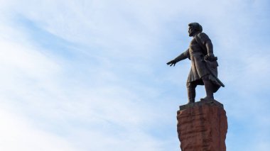 Krasnoyarsk, Rusya - 27 Mart 2021: Krasnoyarsk 'taki mavi gökyüzünün arka planına karşı Andrey Dubensky Anıtı. Krasnoyarsk Cezaevi 'nin kurucusu..