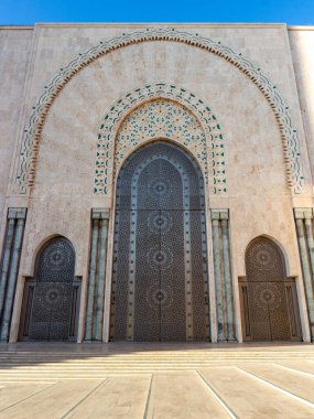 Kazablanka, Fas 'taki Hasan II camiinin büyük süslü kapısı. Geleneksel Arap geometrik süslemesi olan kapıların detayları. İslam kültürü
