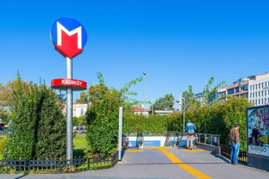 İstanbul, Türkiye - 6 Ekim 2019: istasyona giriş ve İstanbul 'daki Kadıköy İstasyonu' nda metro işareti.