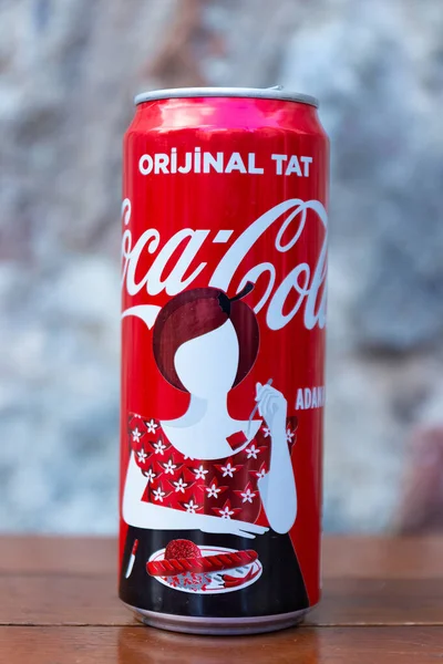 Estambul Turquía Octubre 2019 Lata Aluminio Rojo Coca Cola Sobre — Foto de Stock