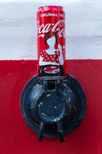 Estambul Turquía Octubre 2019 Lata Aluminio Close Coke Está Enganche — Foto de Stock