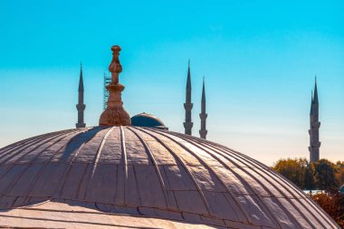 Ayasofya Kubbesi ve Mavi Cami 'nin (Sultan Ahmed Camii) minareleri İstanbul, Türkiye' deki açık mavi gökyüzünün arka planında görülüyor