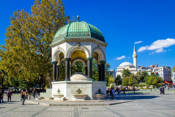 Istambul Turquia Outubro 2019 Vista Ensolarada Sobre Fonte Alemã Praça — Fotografia de Stock