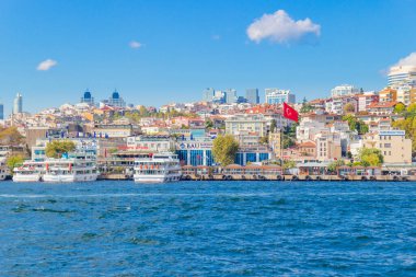 İstanbul, Türkiye - 6 Ekim 2019: Turist teknelerini İstanbul Boğazı 'nda gezintiye çıkarmak. İstanbul silueti