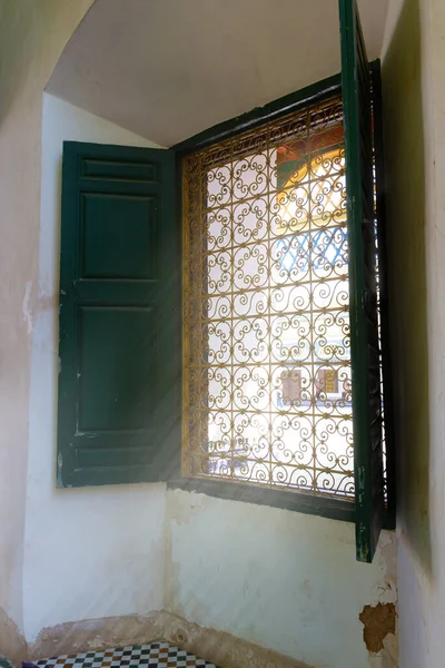 Open Shutters Window Streams Sunlight Pass Lattice Window Traditional Moroccan — Stock Photo, Image