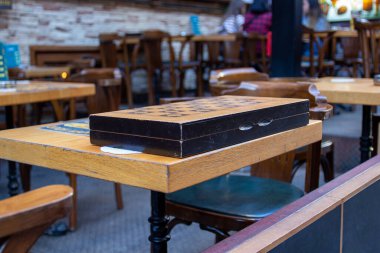 İstanbul, Türkiye 'de bir sokak kafesinin boş bir terasında satranç tahtası. Ziyaretçi kaybı ve salgın sırasında iş kaybı. Seçici odak, bulanık arkaplan