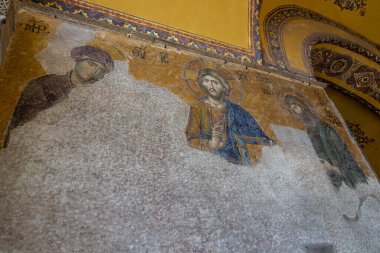 İstanbul, Türkiye - 9 Ekim 2019: Ayasofya 'daki Deesis mozaiği batı duvarındaki üst güney galerisinde 1261 yılından kalma. Meryem Ana ile İsa Mesih ve Vaftizci Yahya..