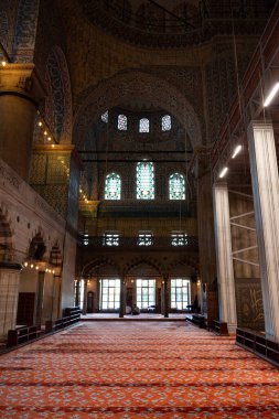 İstanbul, Türkiye - 9 Ekim 2019: Mavi Cami 'nin İçi. İstanbul, Türkiye 'deki Sultan Ahmed Camii' nin içinde